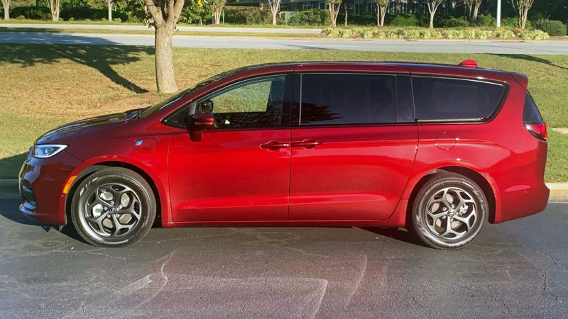 2023 Chrysler Pacifica side